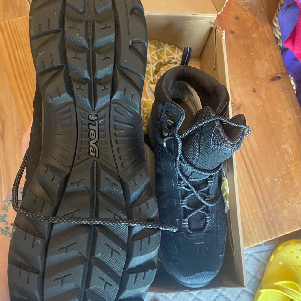 NWT Teva men’s boots